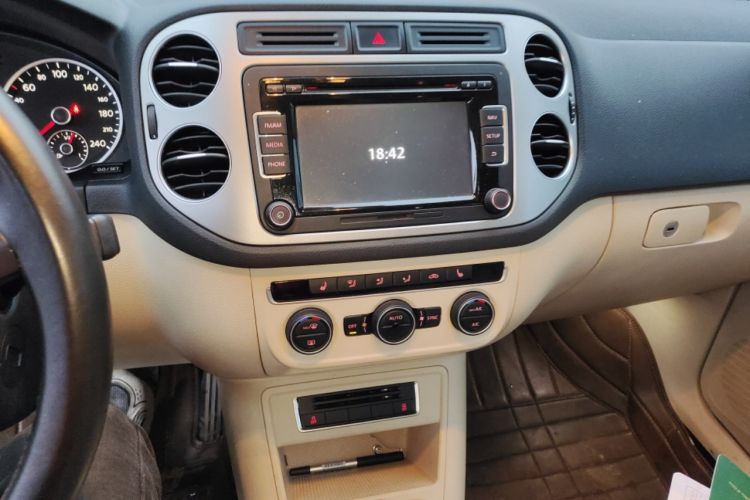 Used Volkswagen Tiguan 2015 1.8TSI Automatic Two-Wheel Drive Luxury Model Audio And AC Panel