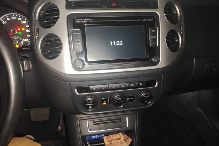 Used Volkswagen Tiguan 2015 1.8TSI Automatic Two-Wheel Drive Luxury Model Audio And AC Panel