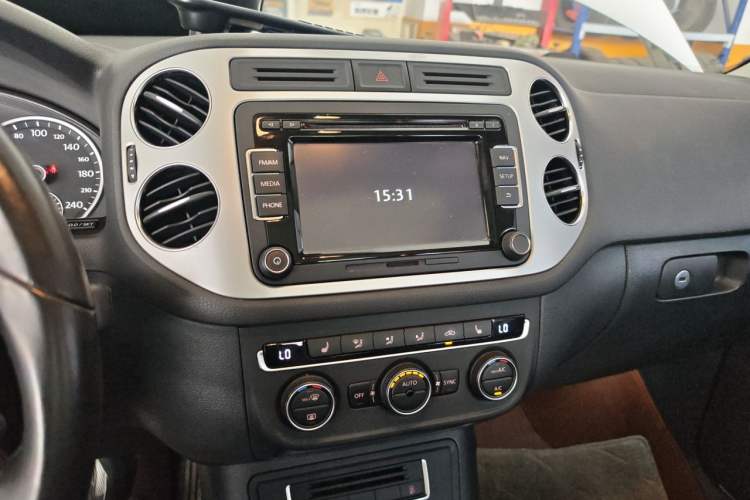 Used Volkswagen Tiguan 2015 1.8TSI Automatic Two-Wheel Drive Luxury Model Audio And AC Panel