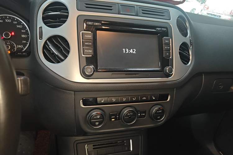 Used Volkswagen Tiguan 2015 1.8TSI Automatic Two-Wheel Drive Luxury Model Audio And AC Panel