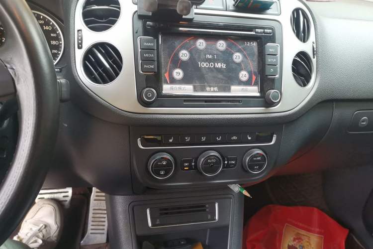 Used Volkswagen Tiguan 2015 1.8TSI Automatic Two-Wheel Drive Luxury Model Audio And AC Panel