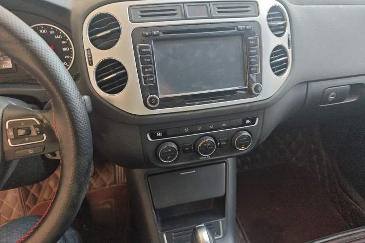 Used Volkswagen Tiguan 2015 1.8TSI Automatic Two-Wheel Drive Comfort Edition Audio And AC Panel