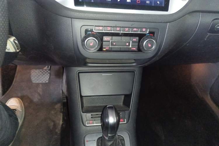 Used Volkswagen Tiguan 2015 2.0 TSI Comfort Edition Audio And AC Panel