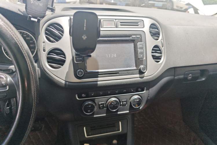 Used Volkswagen Tiguan 2015 1.8TSI Automatic Two-Wheel Drive Luxury Model Audio And AC Panel