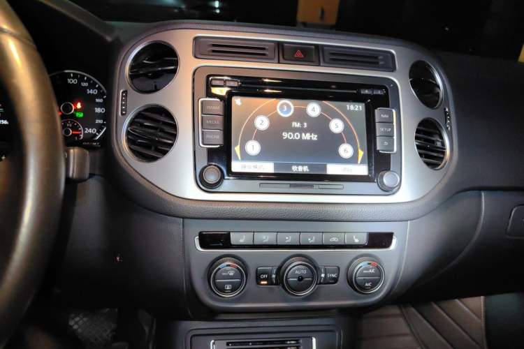 Used Volkswagen Tiguan 2015 1.8TSI Automatic All-Wheel-Drive Luxury Model Audio And AC Panel