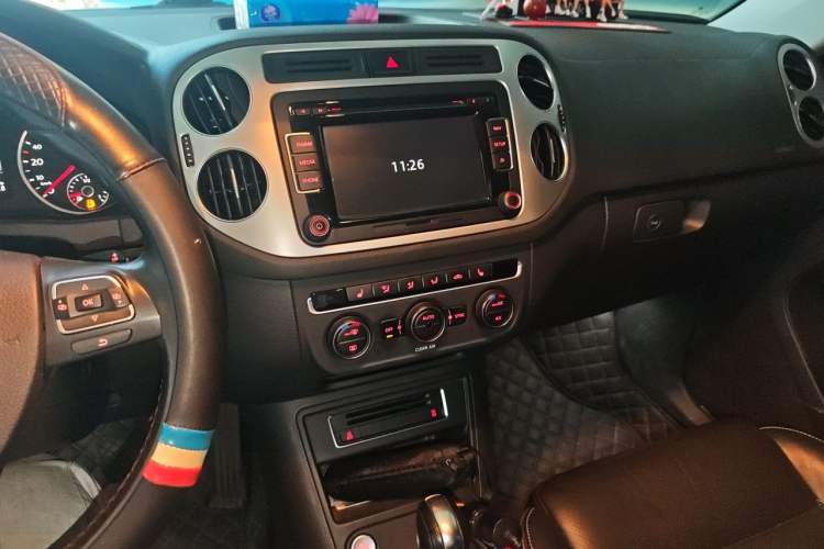 Used Volkswagen Tiguan 2015 1.8TSI Automatic Two-Wheel Drive Luxury Model Audio And AC Panel