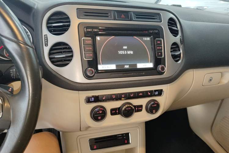 Used Volkswagen Tiguan 2015 1.8TSI Automatic All-Wheel-Drive Luxury Model Audio And AC Panel