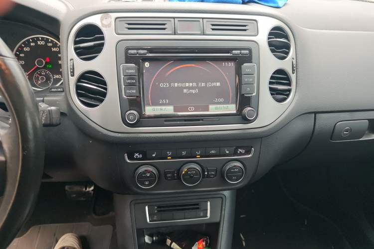 Used Volkswagen Tiguan 2015 2.0 TSI Automatic All-Wheel Drive Luxury Edition Audio And AC Panel