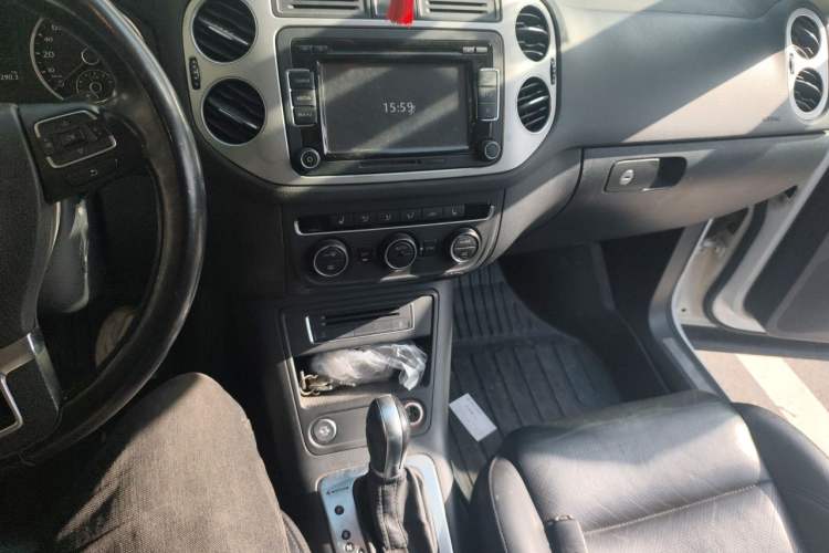 Used Volkswagen Tiguan 2015 1.8TSI Automatic All-Wheel-Drive Luxury Model Audio And AC Panel