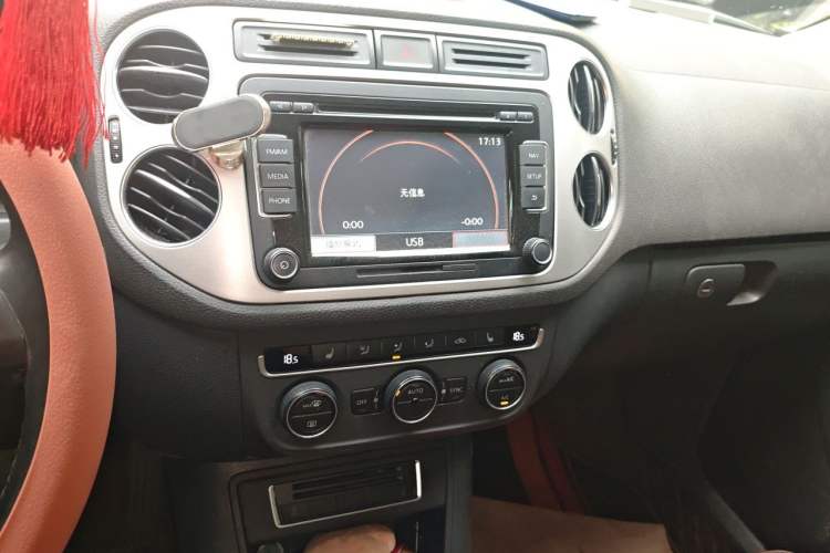Used Volkswagen Tiguan 2015 1.8TSI Automatic All-Wheel-Drive Luxury Model Audio And AC Panel