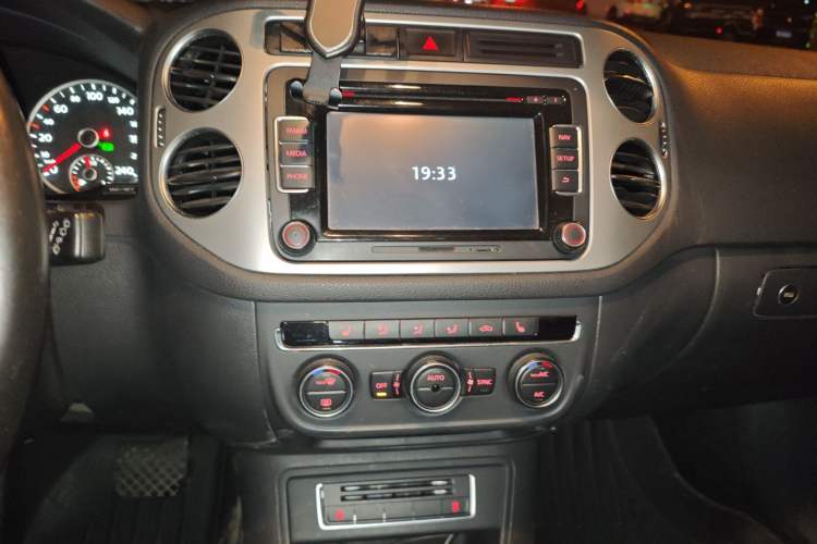 Used Volkswagen Tiguan 2015 1.8TSI Automatic Two-Wheel Drive Luxury Model Audio And AC Panel