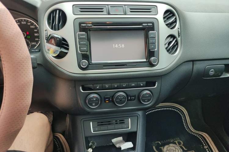 Used Volkswagen Tiguan 2015 1.8TSI Automatic Two-Wheel Drive Luxury Model Audio And AC Panel