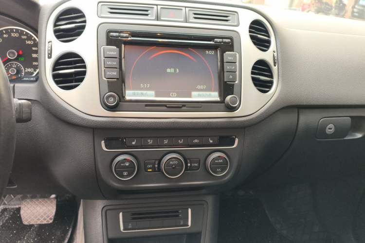 Used Volkswagen Tiguan 2015 1.8TSI Automatic Two-Wheel Drive Luxury Model Audio And AC Panel