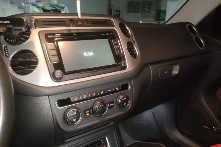 Used Volkswagen Tiguan 2015 2.0 TSI Automatic All-Wheel Drive Flagship Edition Audio And AC Panel