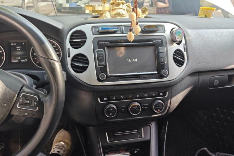 Used Volkswagen Tiguan 2015 1.8TSI Automatic Two-Wheel Drive Luxury Model Audio And AC Panel