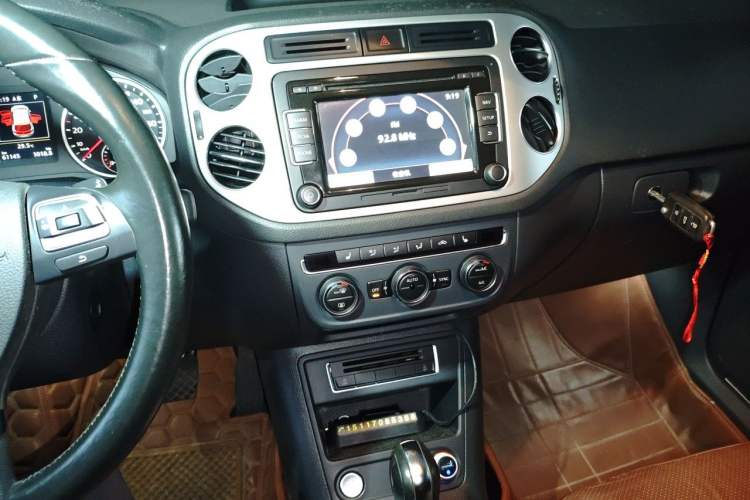 Used Volkswagen Tiguan 2015 2.0 TSI Automatic All-Wheel Drive Luxury Edition Audio And AC Panel