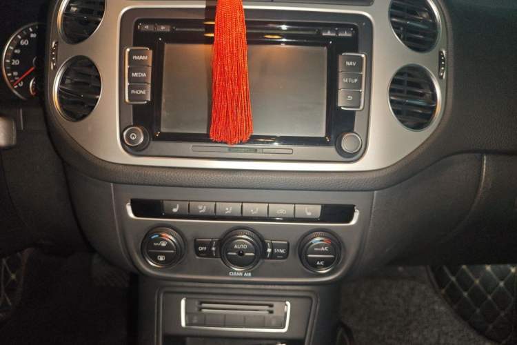 Used Volkswagen Tiguan 2015 1.8TSI Automatic Two-Wheel Drive Luxury Model Audio And AC Panel