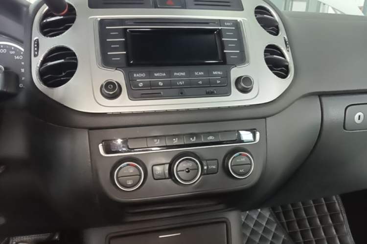 Used Volkswagen Tiguan 2015 1.8TSI Automatic Two-Wheel Drive Comfort Edition Audio And AC Panel