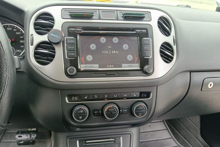 Used Volkswagen Tiguan 2015 1.8TSI Automatic All-Wheel-Drive Luxury Model Audio And AC Panel