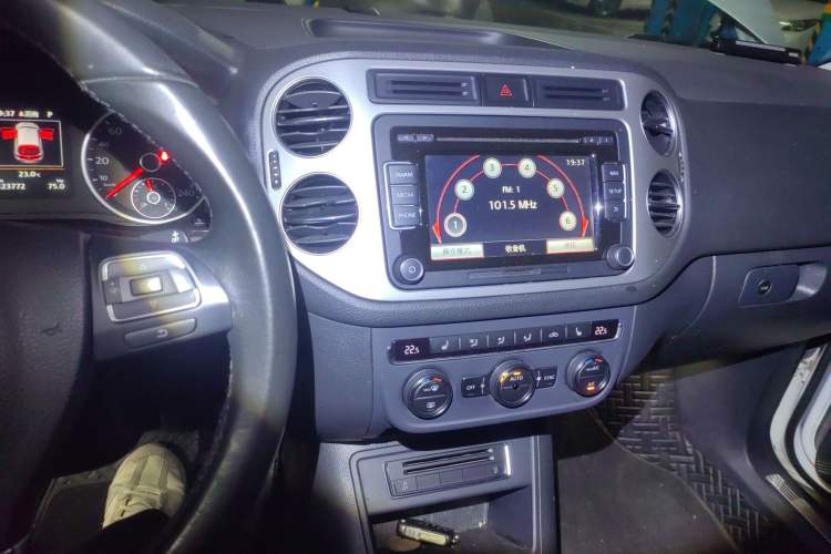 Used Volkswagen Tiguan 2015 1.8TSI Automatic Two-Wheel Drive Luxury Model Audio And AC Panel