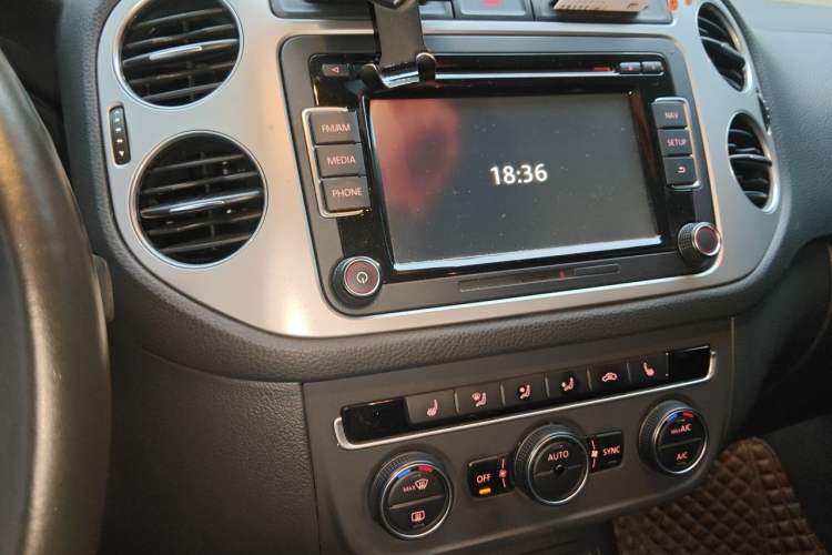 Used Volkswagen Tiguan 2015 1.8TSI Automatic Two-Wheel Drive Luxury Model Audio And AC Panel