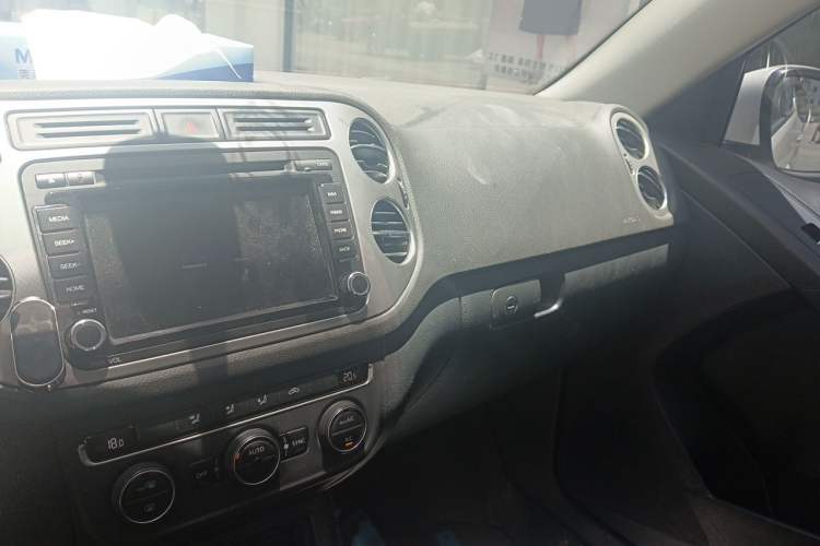Used Volkswagen Tiguan 2015 1.8TSI Automatic Two-Wheel Drive Comfort Edition Audio And AC Panel