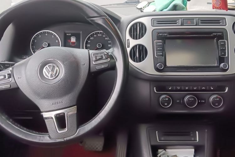 Used Volkswagen Tiguan 2015 1.8TSI Automatic All-Wheel-Drive Luxury Model Center Console