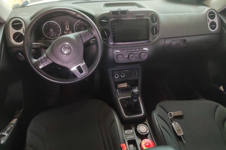 Used Volkswagen Tiguan 2015 1.8TSI Manual Two-Wheel-Drive Limited Edition Center Console