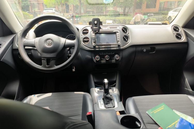 Used Volkswagen Tiguan 2015 1.8TSI Automatic Two-Wheel Drive Trend Edition Center Console