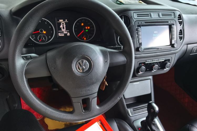 Used Volkswagen Tiguan 2015 1.8TSI Automatic Two-Wheel Drive Trend Edition Center Console