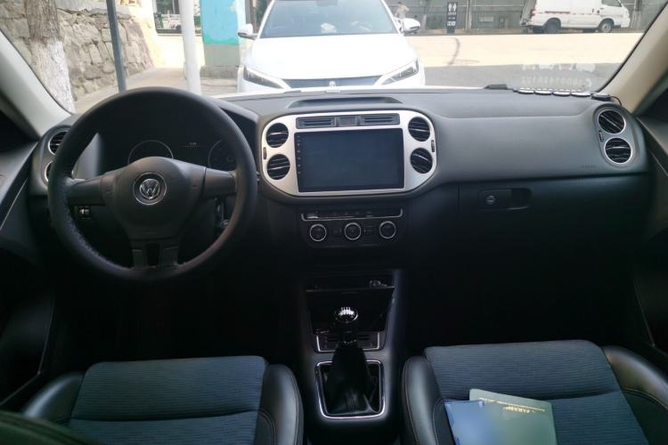 Used Volkswagen Tiguan 2015 1.4TSI Manual Two-Wheel Drive BlueMotion Edition Center Console