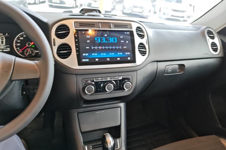 Used Volkswagen Tiguan 2015 1.8TSI Automatic Two-Wheel Drive Trend Edition Center Console