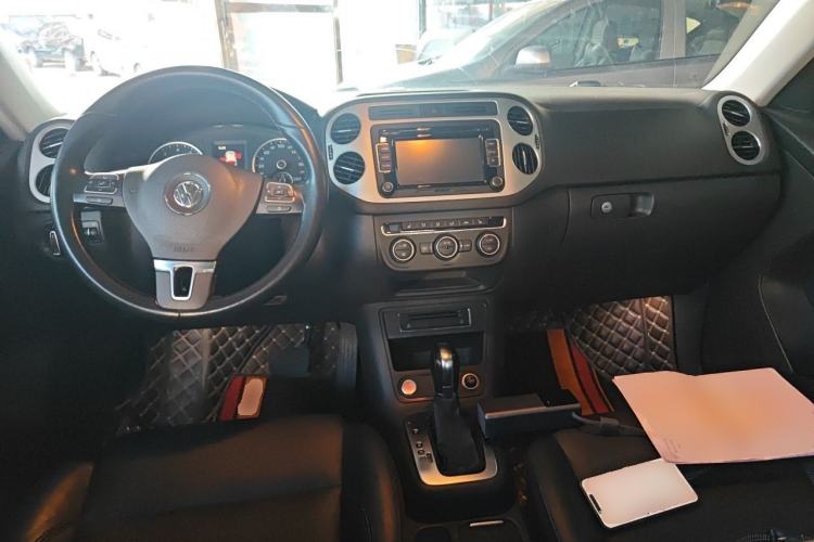 Used Volkswagen Tiguan 2015 2.0 TSI Automatic All-Wheel Drive Luxury Edition Center Console