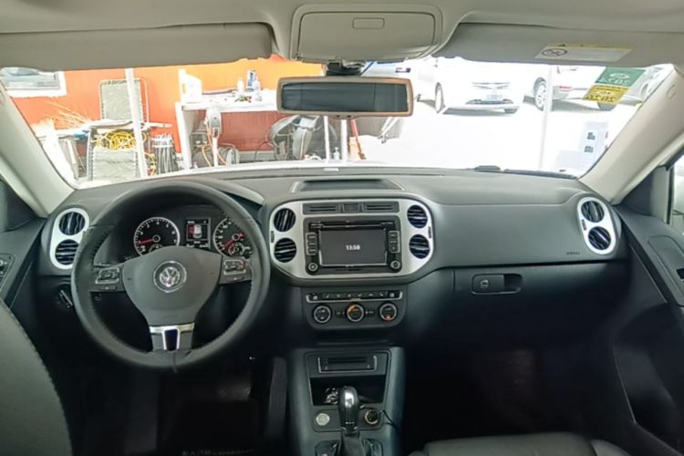 Used Volkswagen Tiguan 2015 1.8TSI Automatic Two-Wheel Drive Luxury Model Center Console