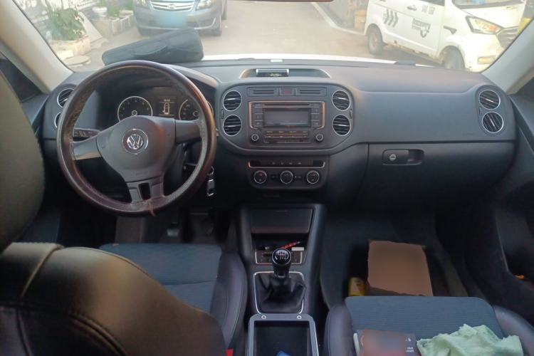 Used Volkswagen Tiguan 2015 1.4TSI Manual Two-Wheel Drive BlueMotion Edition Center Console