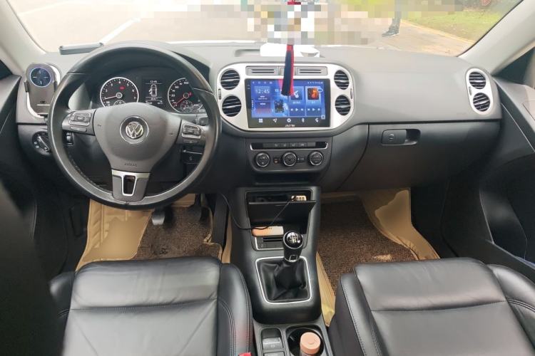 Used Volkswagen Tiguan 2015 1.8TSI Manual Two-Wheel-Drive Limited Edition Center Console