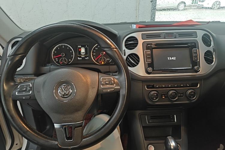 Used Volkswagen Tiguan 2015 1.8TSI Automatic Two-Wheel Drive Luxury Model Center Console