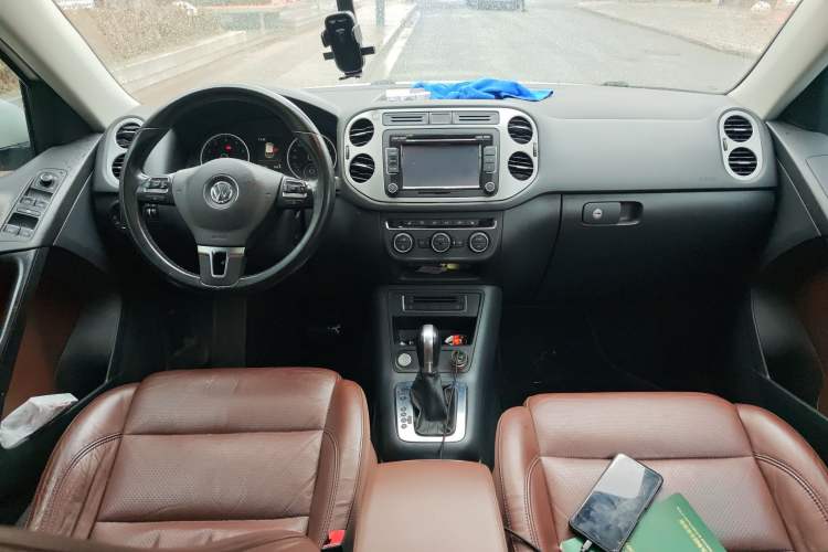 Used Volkswagen Tiguan 2015 2.0 TSI Automatic All-Wheel Drive Luxury Edition Center Console