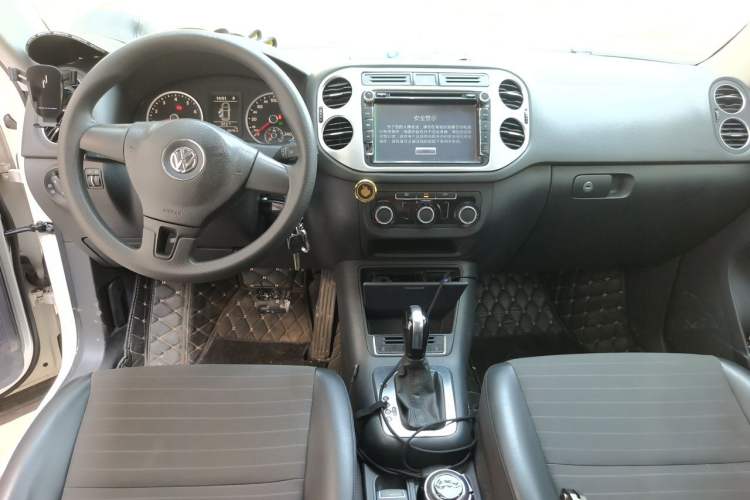 Used Volkswagen Tiguan 2015 1.8TSI Automatic Two-Wheel Drive Trend Edition Center Console