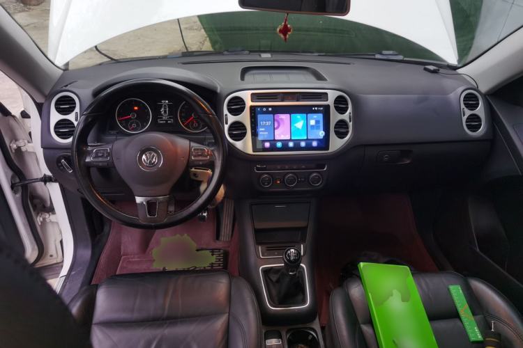 Used Volkswagen Tiguan 2015 1.8TSI Manual Two-Wheel-Drive Limited Edition Center Console