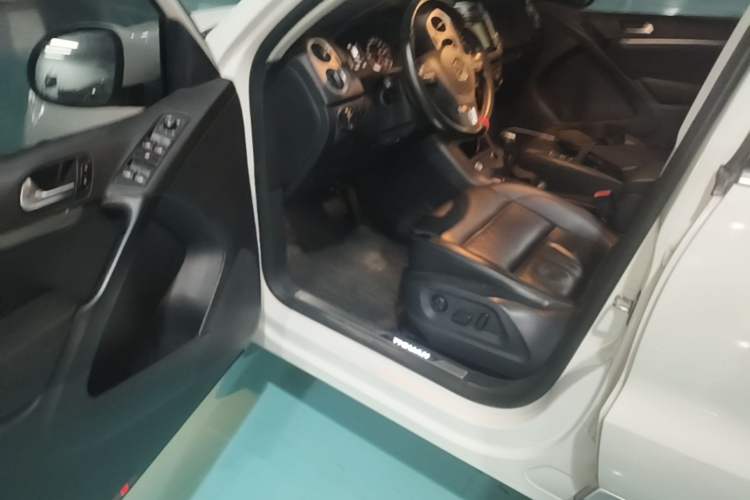 Used Volkswagen Tiguan 2015 2.0 TSI Automatic All-Wheel Drive Luxury Edition Driver Seat
