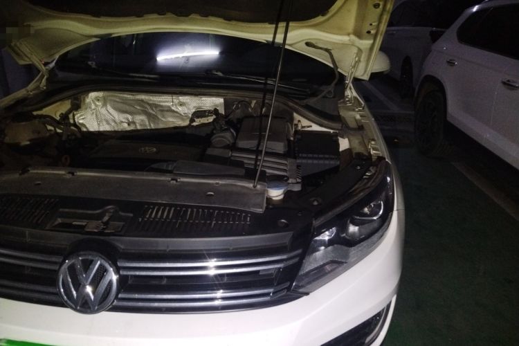 Used Volkswagen Tiguan 2015 1.8TSI Automatic All-Wheel-Drive Luxury Model Engine Bay Left