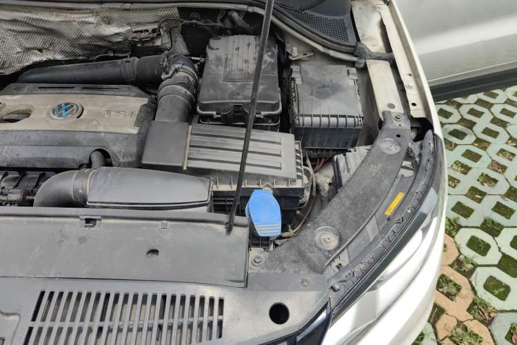 Used Volkswagen Tiguan 2015 1.8TSI Automatic All-Wheel-Drive Luxury Model Engine Bay Left