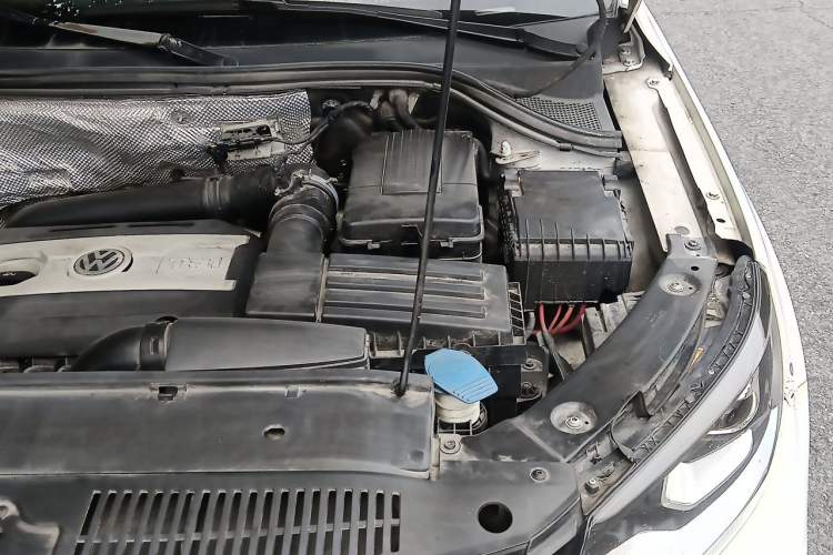Used Volkswagen Tiguan 2015 1.8TSI Automatic All-Wheel-Drive Luxury Model Engine Bay Left
