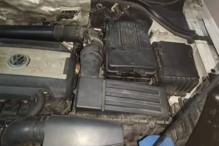 Used Volkswagen Tiguan 2015 1.8TSI Automatic All-Wheel-Drive Luxury Model Engine Bay Left
