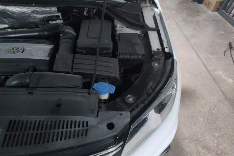 Used Volkswagen Tiguan 2015 2.0 TSI Comfort Edition Engine Bay Left
