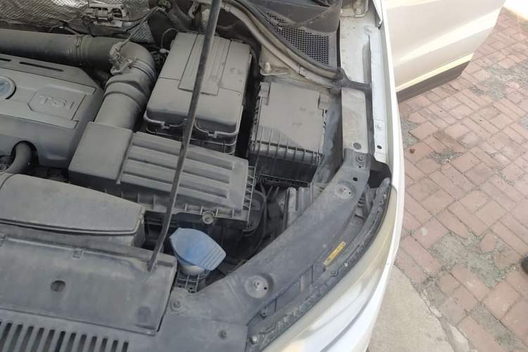 Used Volkswagen Tiguan 2015 1.8TSI Automatic All-Wheel-Drive Luxury Model Engine Bay Left