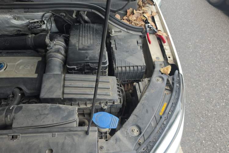 Used Volkswagen Tiguan 2015 1.8TSI Automatic All-Wheel-Drive Luxury Model Engine Bay Left