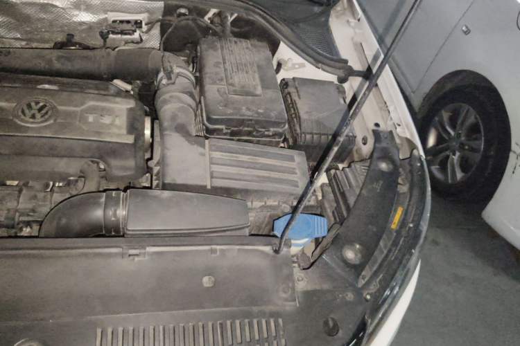 Used Volkswagen Tiguan 2015 2.0 TSI Automatic All-Wheel Drive Luxury Edition Engine Bay Left