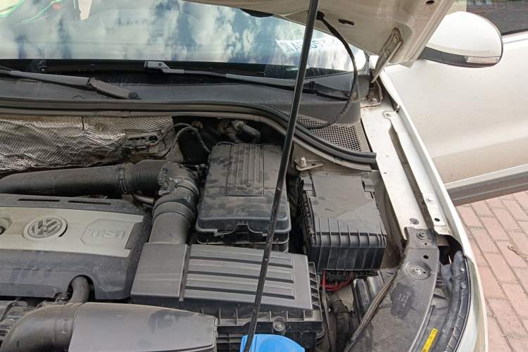 Used Volkswagen Tiguan 2015 1.8TSI Automatic All-Wheel-Drive Luxury Model Engine Bay Left